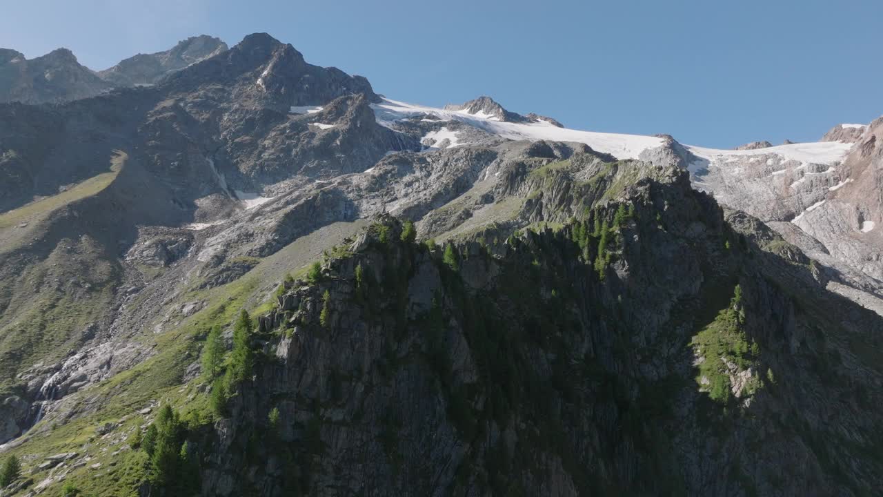 高空无人机拍摄的高山山峰和冰川视频素材