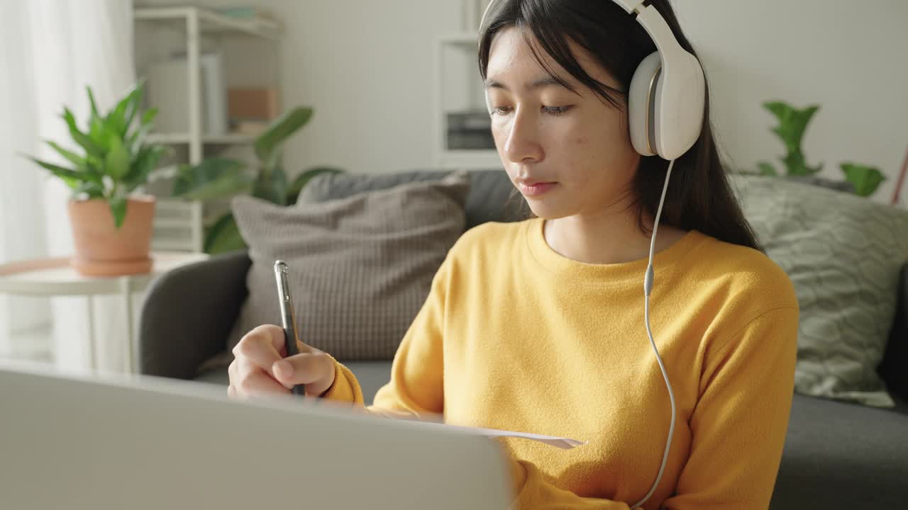 亚洲女孩在线学习会议通过互联网与导师在电脑上视频素材