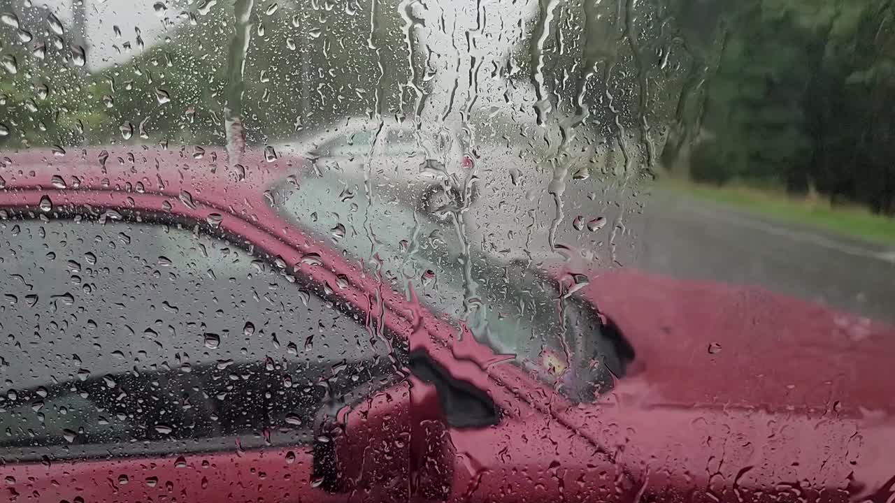 大雨打在车窗上视频素材