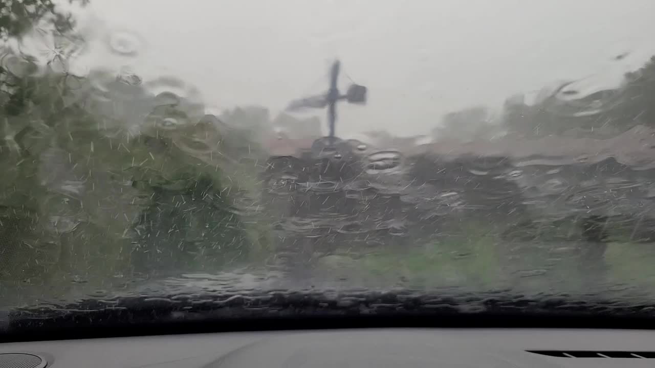 大雨打在车窗上视频素材