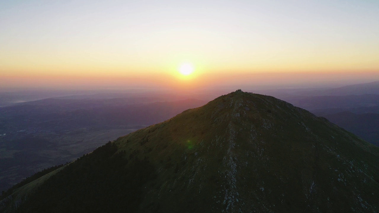 冉冉升起的太阳的光芒映照在rtanji山峰前视频素材