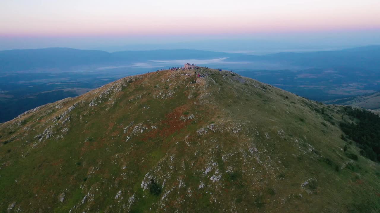 Rtanj山顶鸟瞰图视频素材