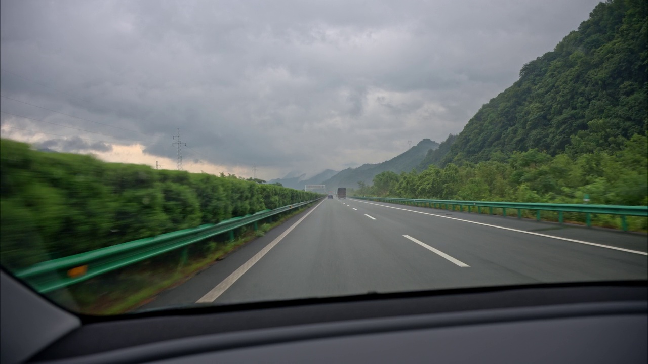 台风下雨天，汽车在高速公路上自动行驶视频素材