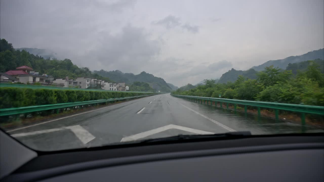 台风下雨天，汽车在高速公路上自动行驶视频素材