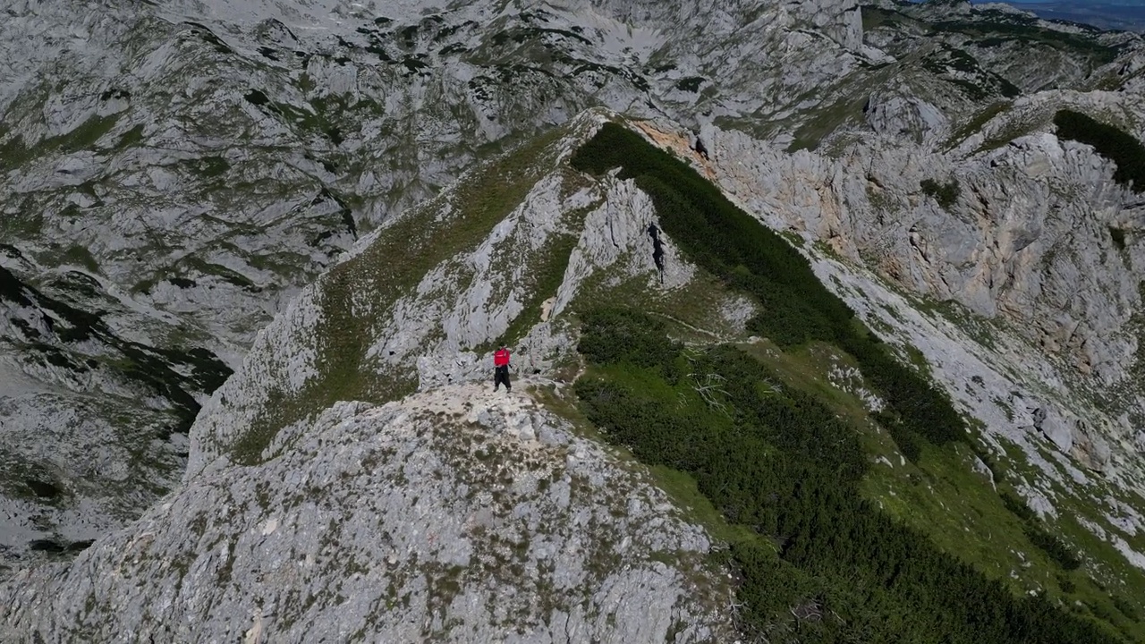 山顶上的登山者视频素材