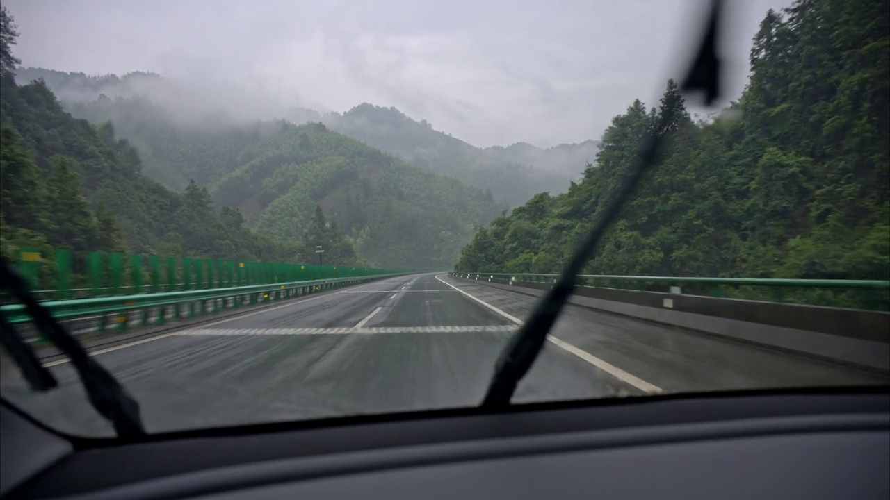 台风下雨天，汽车在高速公路上自动行驶视频素材