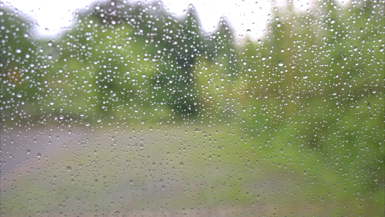 雨滴落在玻璃上，背景纹理视频素材