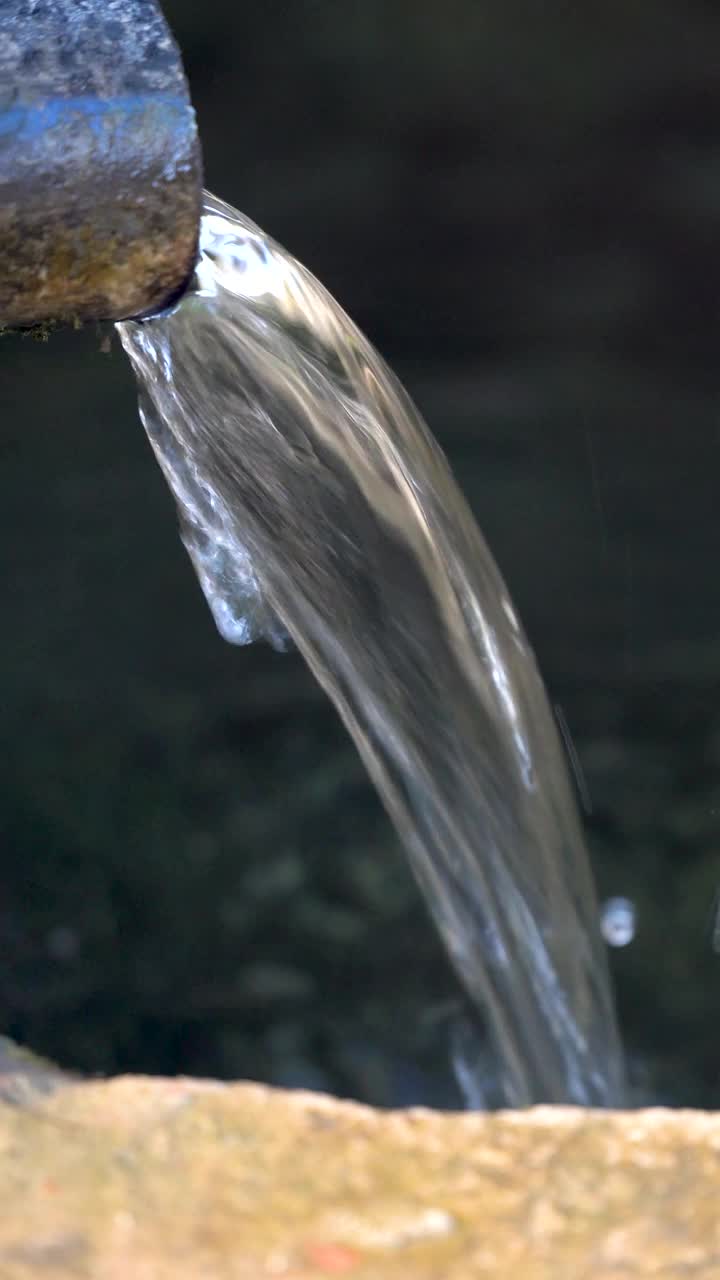 水龙头往喷泉里倒淡水视频素材