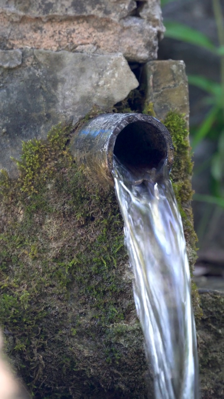 水龙头往喷泉里倒淡水视频素材