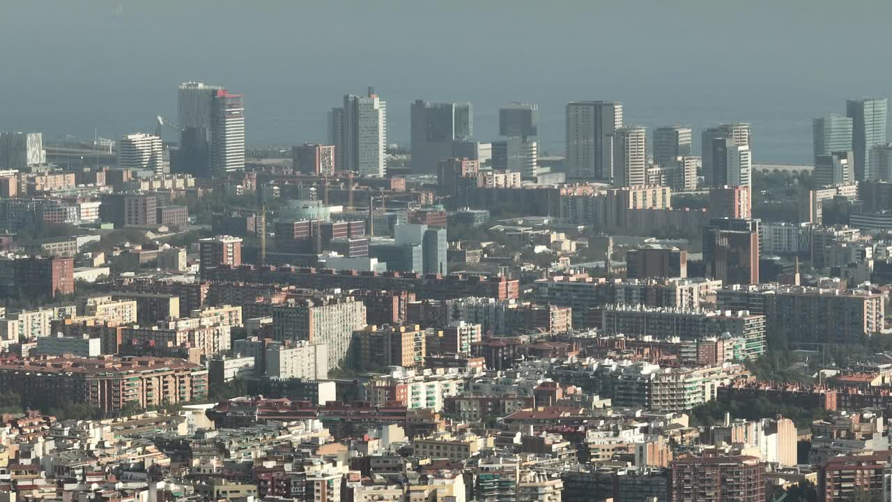 阳光明媚的夜晚巴塞罗那城市生活街区海湾航拍全景4k西班牙视频素材