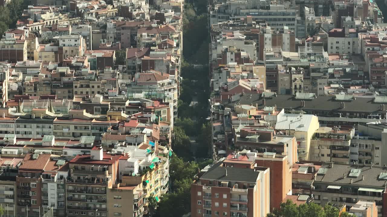 晴朗的一天巴塞罗那城市景观交通街道航拍全景4k西班牙视频素材