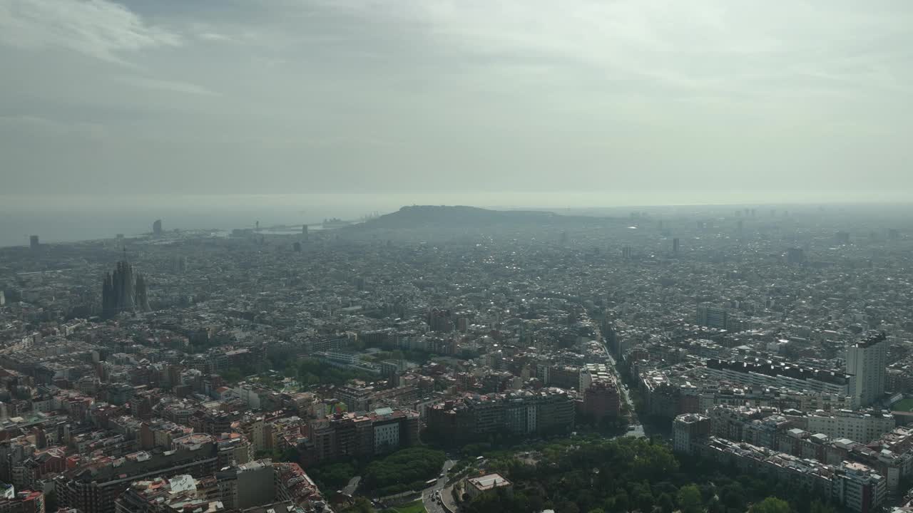 晴朗的烟雾飞行在巴塞罗那城市景观空中全景4k西班牙视频素材