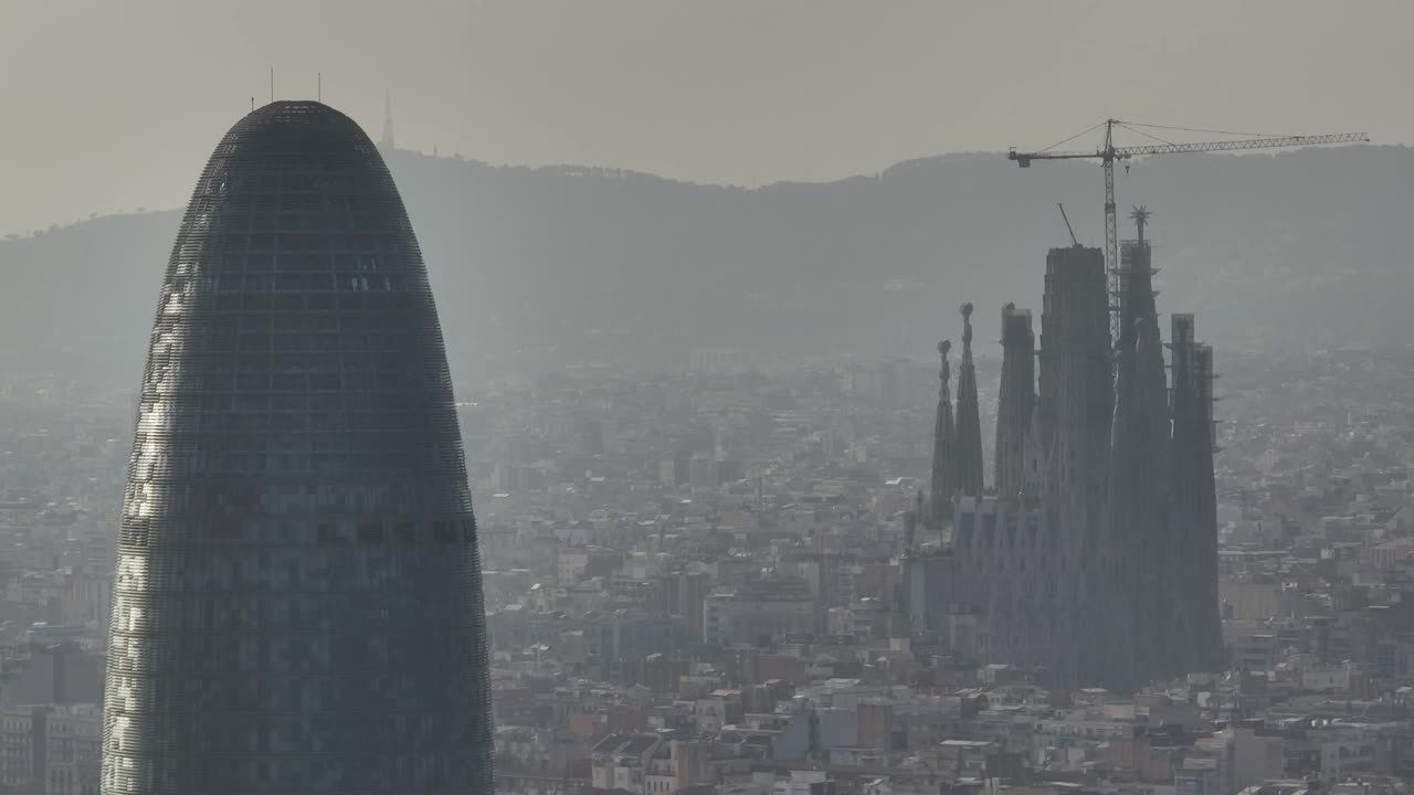 阳光明媚的夜晚巴塞罗那市著名建筑交通街道航拍全景4k西班牙视频素材