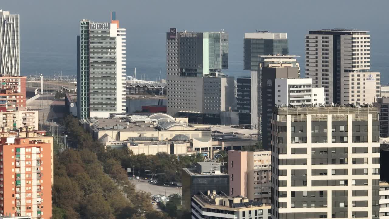 晴朗的一天飞越巴塞罗那市中心对角线交通街道海湾航拍全景4k西班牙视频素材