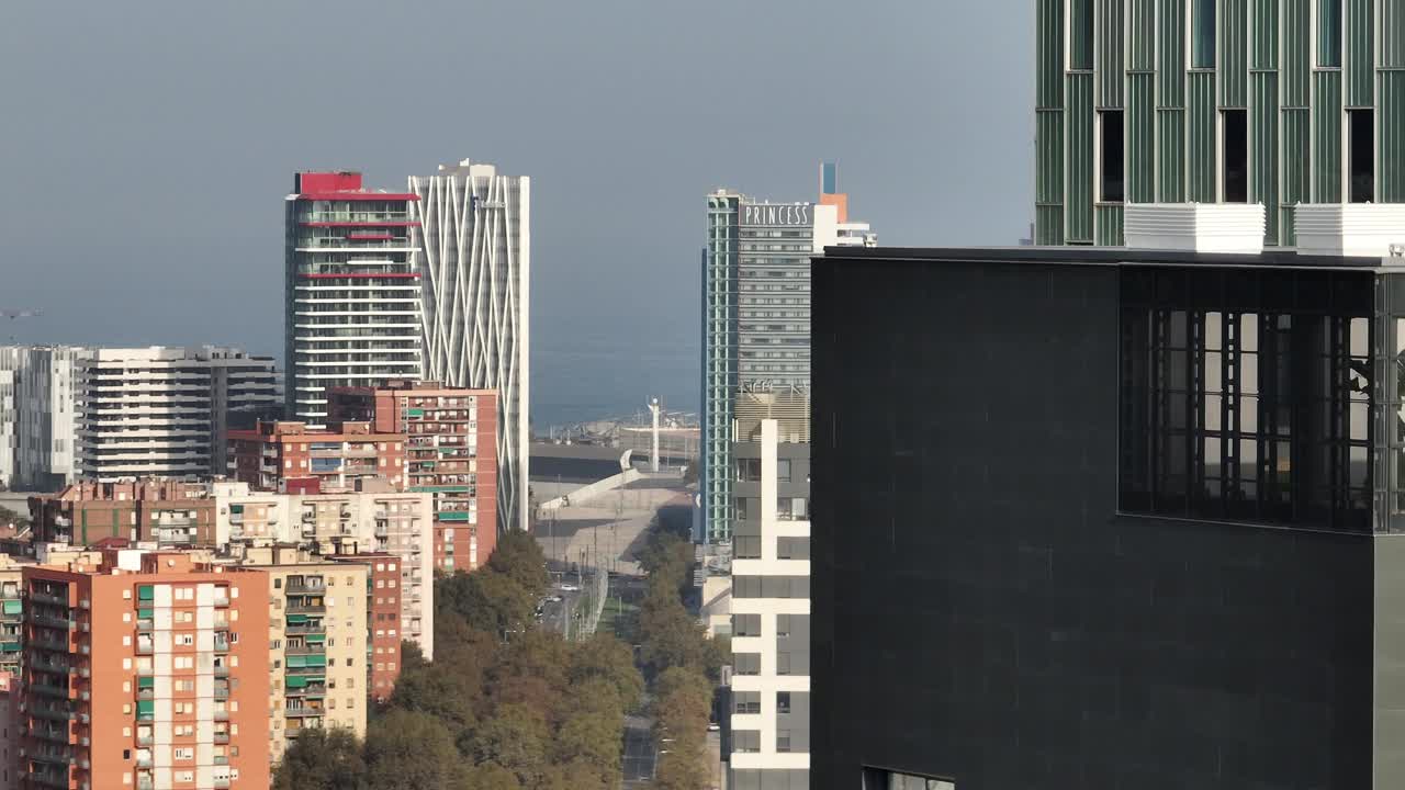 阳光明媚的夜晚，巴塞罗那市中心对角线交通街道海湾航拍全景4k西班牙视频素材