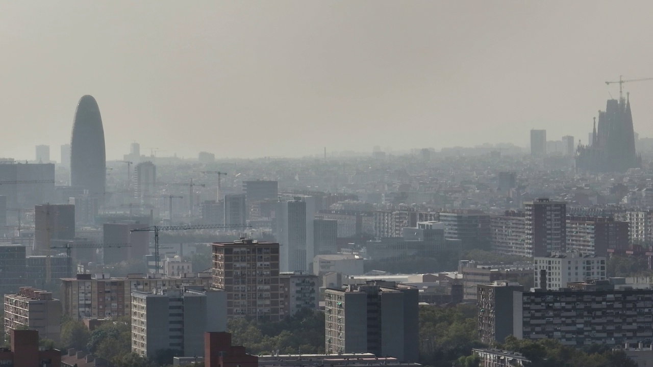 多云晴朗大雾巴塞罗那城市景观著名建筑建筑面积航拍全景4k西班牙视频素材