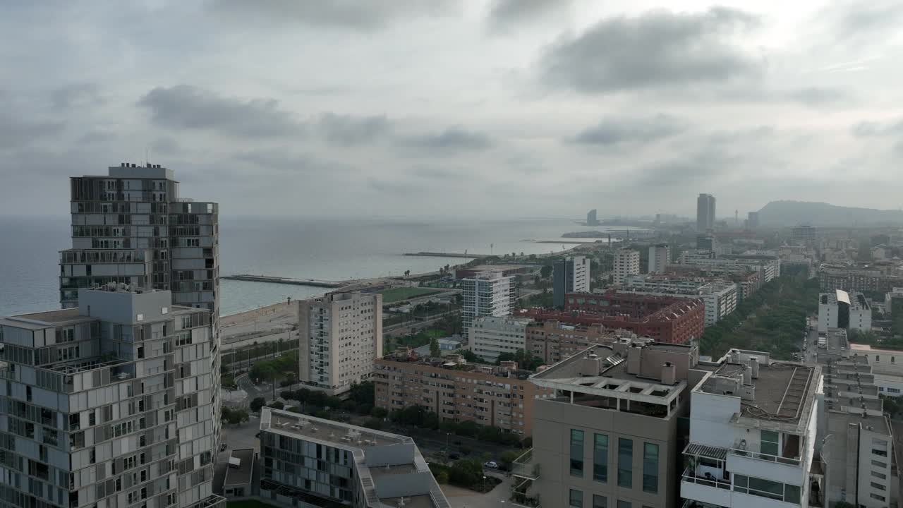 白天的雨云巴塞罗那城市湾航拍全景4k西班牙视频素材