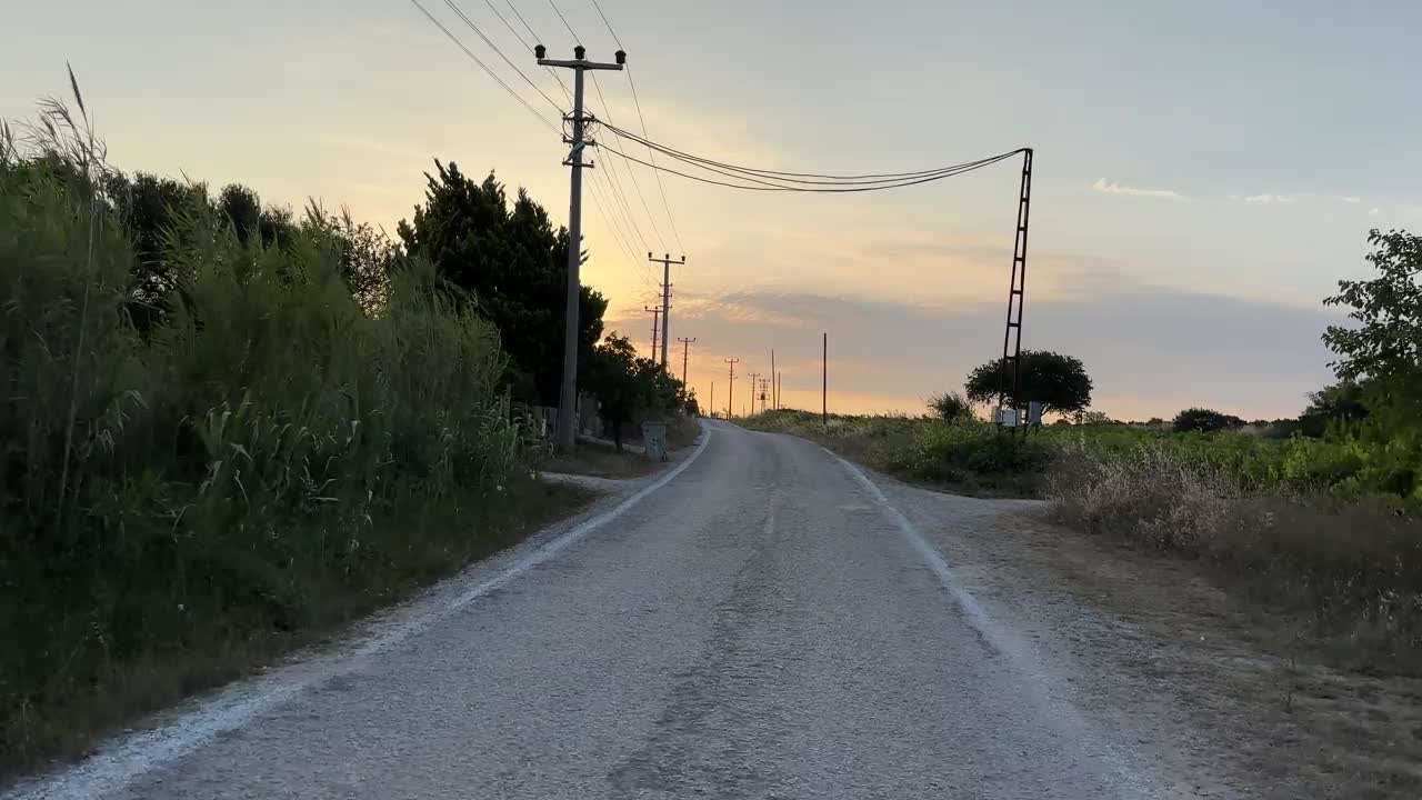 汽车行驶在乡村道路上。视频素材