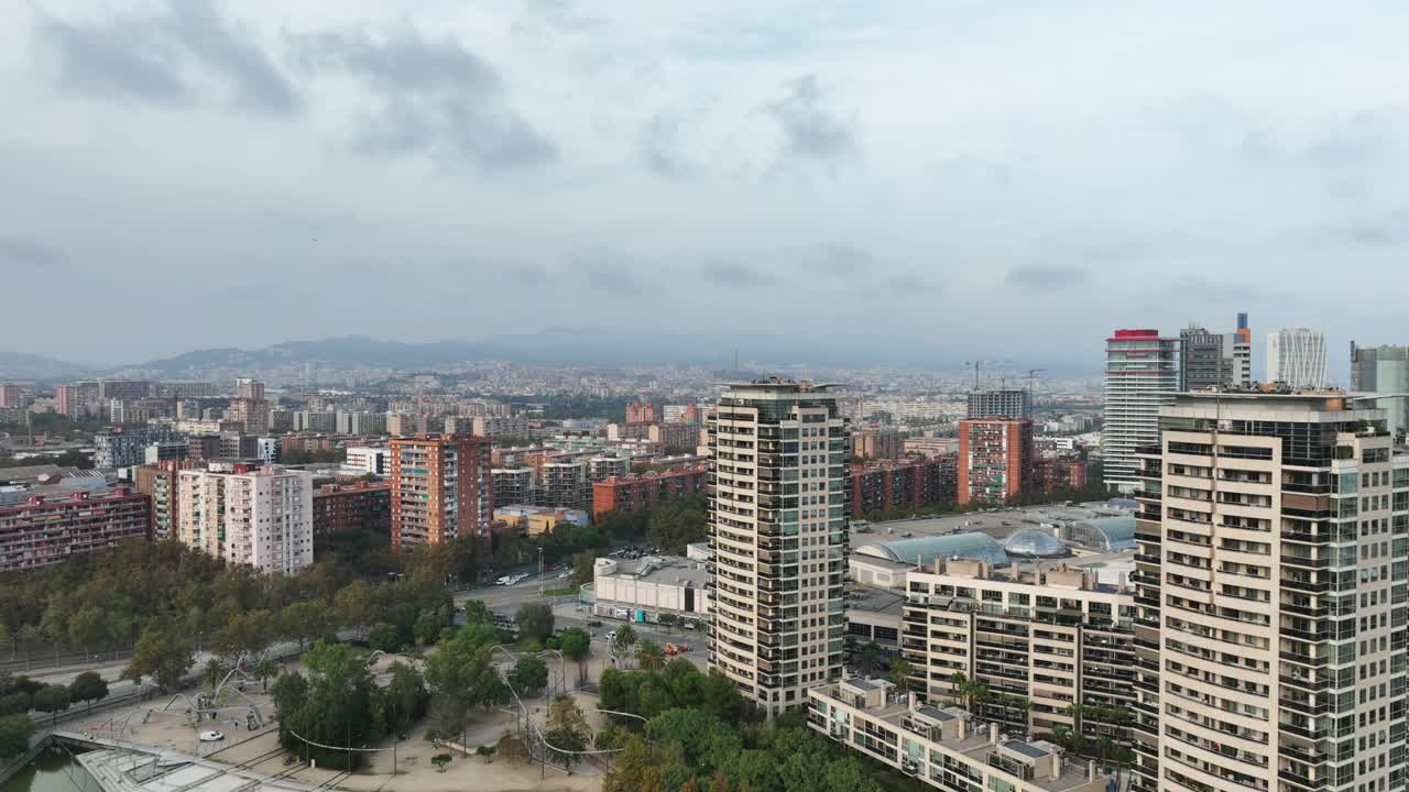 多云天巴塞罗那城市景观航拍全景4k西班牙视频素材