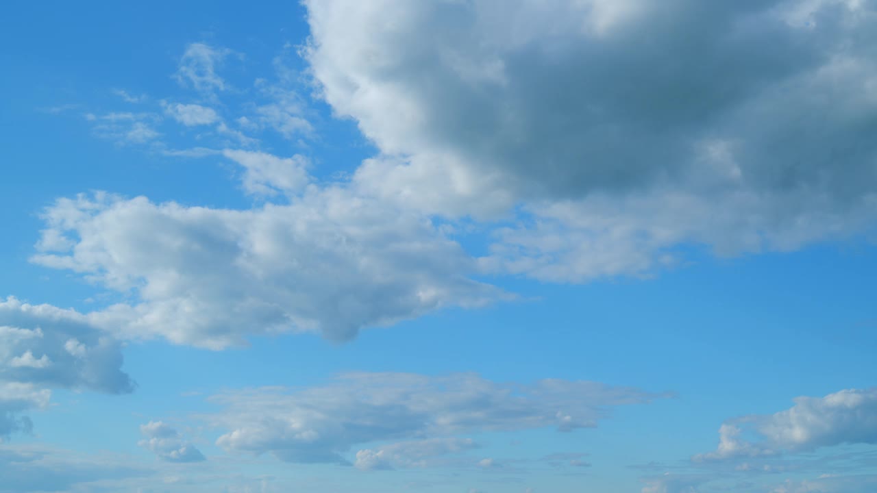 蔚蓝的天空夏日的云景。滚滚的白云在移动。时间流逝。视频素材