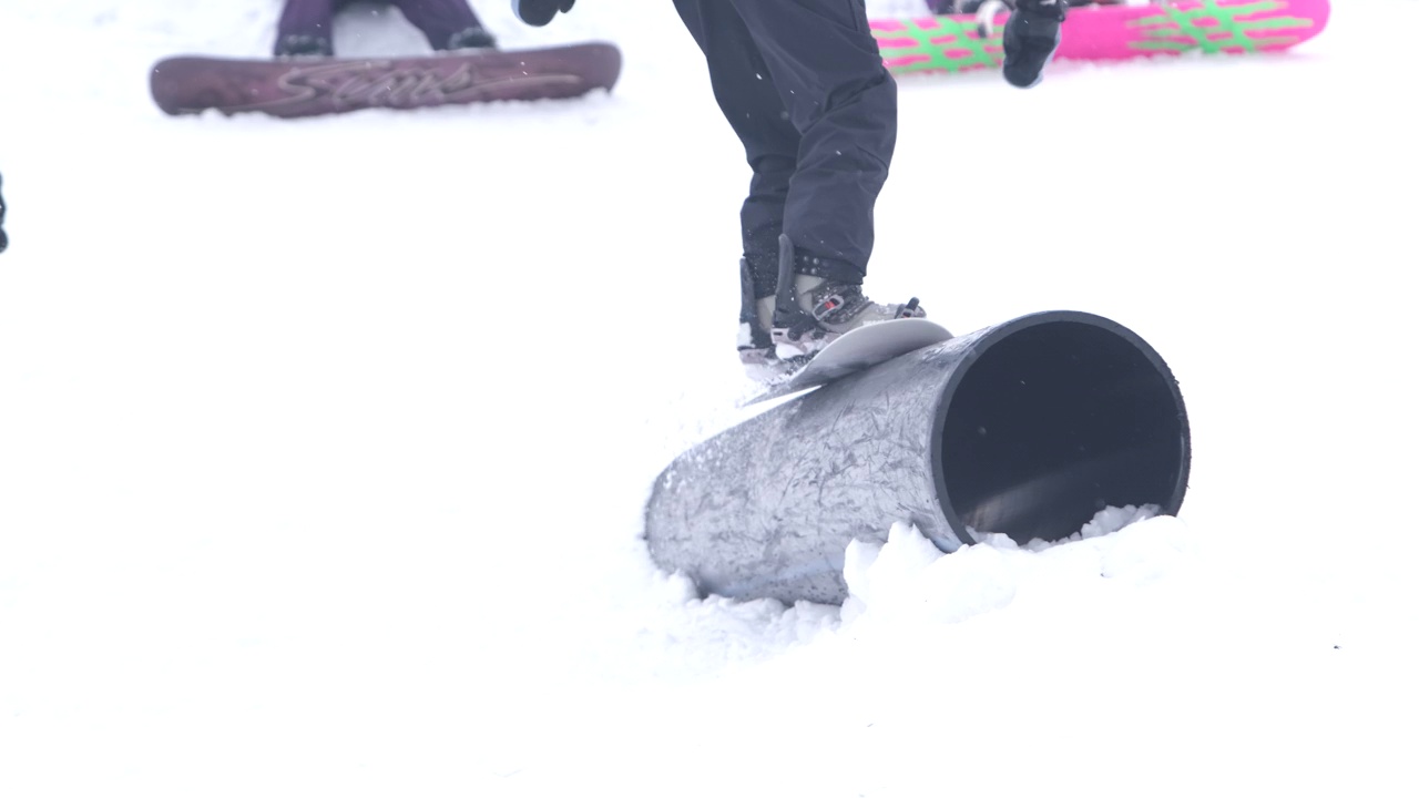 滑雪板在雪地公园自由式表演视频素材