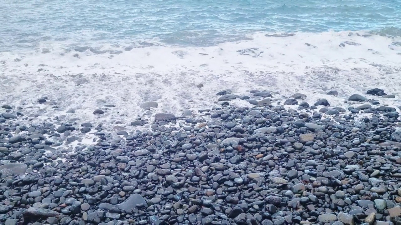 海浪撞击岩石和海岸产生的泡沫视频素材