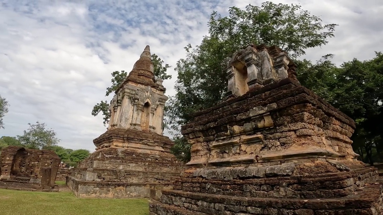 在泰国素可泰省的Si Satchanalai历史公园里，Chedi chaeo寺是一座迷人的寺庙，有许多不同风格的纪念碑。视频素材