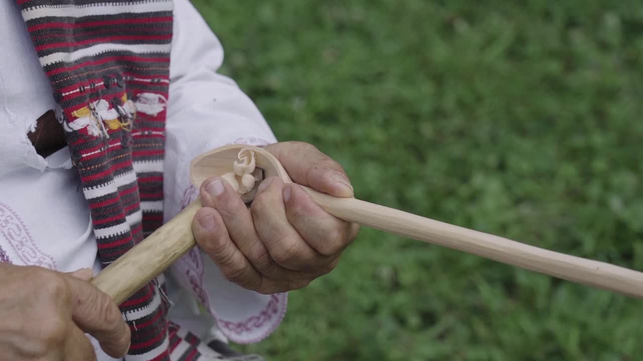 木勺雕刻家工匠视频素材