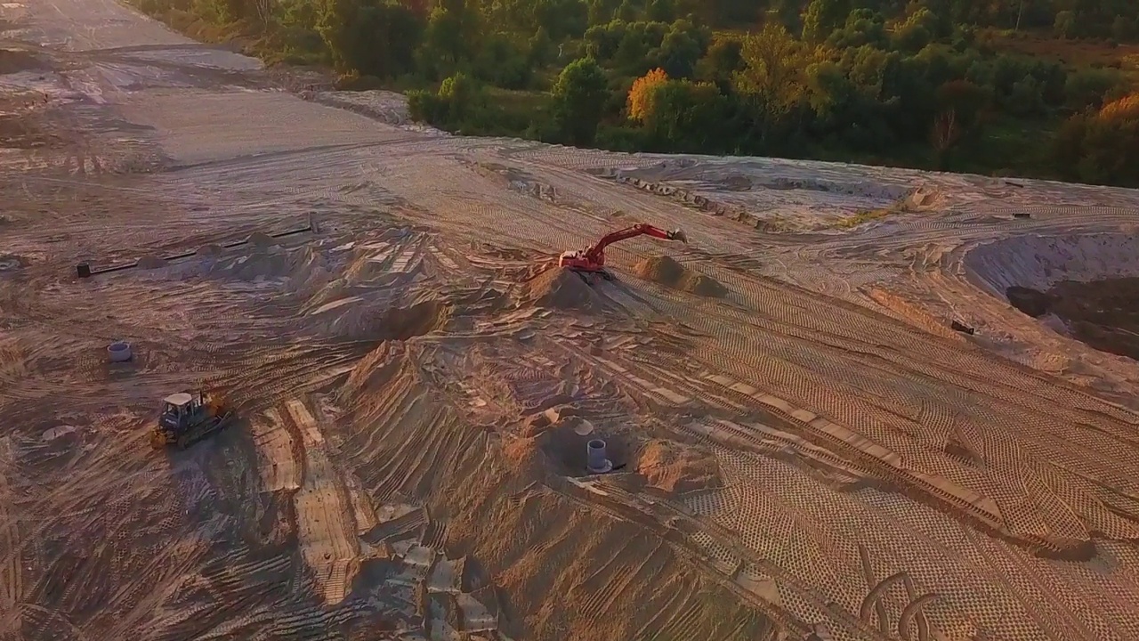 建设有公路交叉口的一座桥，横跨在城外的道路上，傍晚时分夕阳美丽视频下载