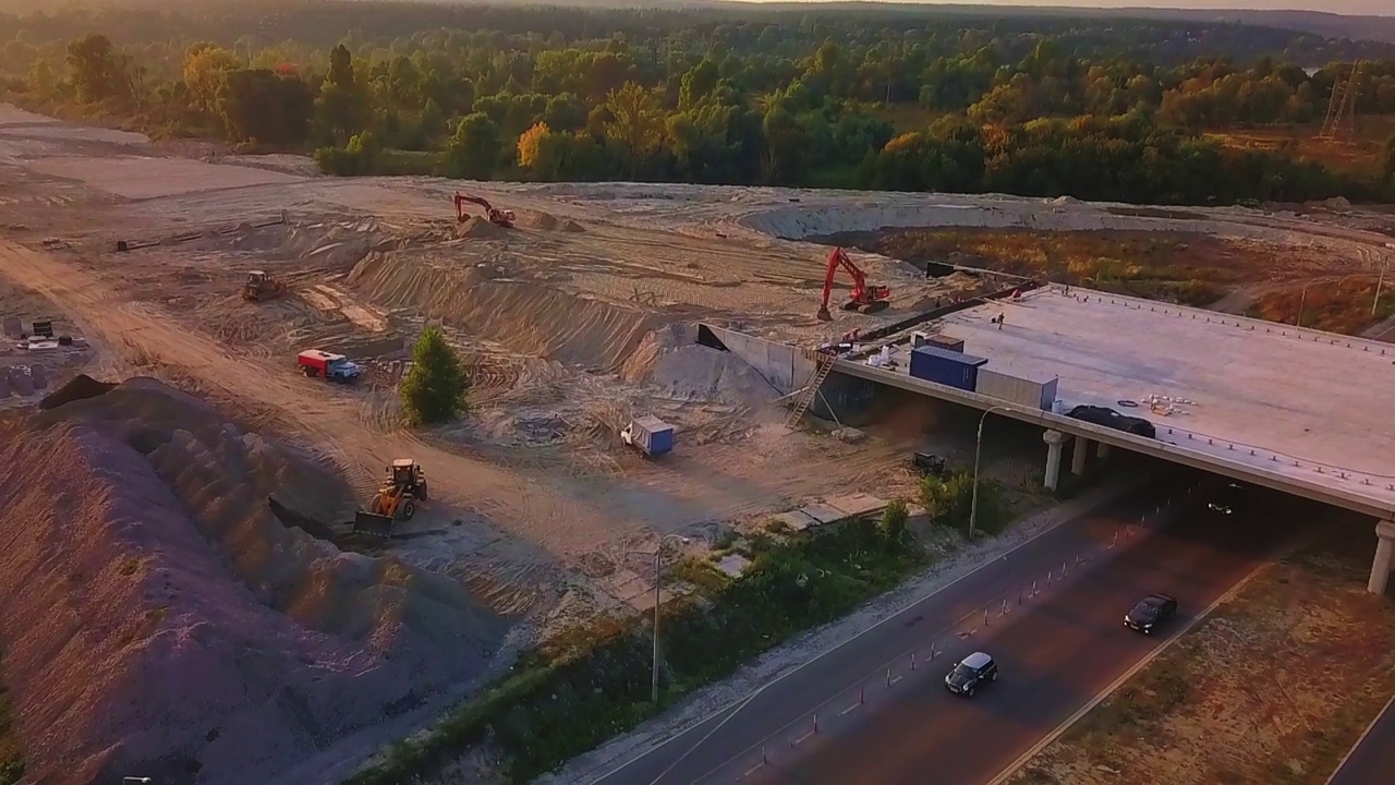 建设有公路交叉口的一座桥，横跨在城外的道路上，傍晚时分夕阳美丽视频下载