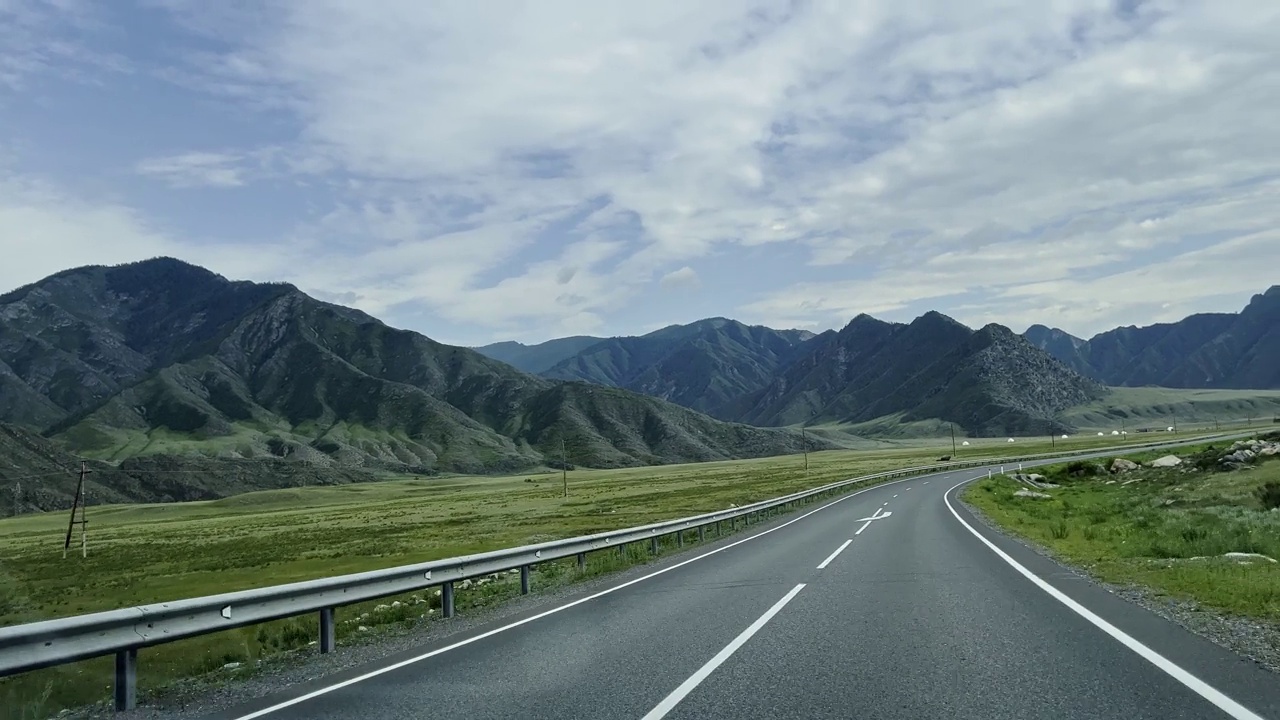 汽车行驶在山路上，景色壮丽。开车旅行。美丽的大自然。视频素材