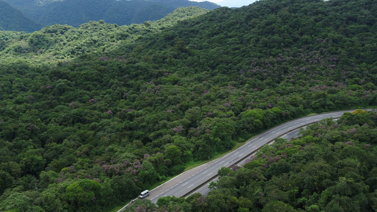 巴西大西洋森林生物群系里吉斯·比腾古公路鸟瞰图。
主题视频收藏。视频素材