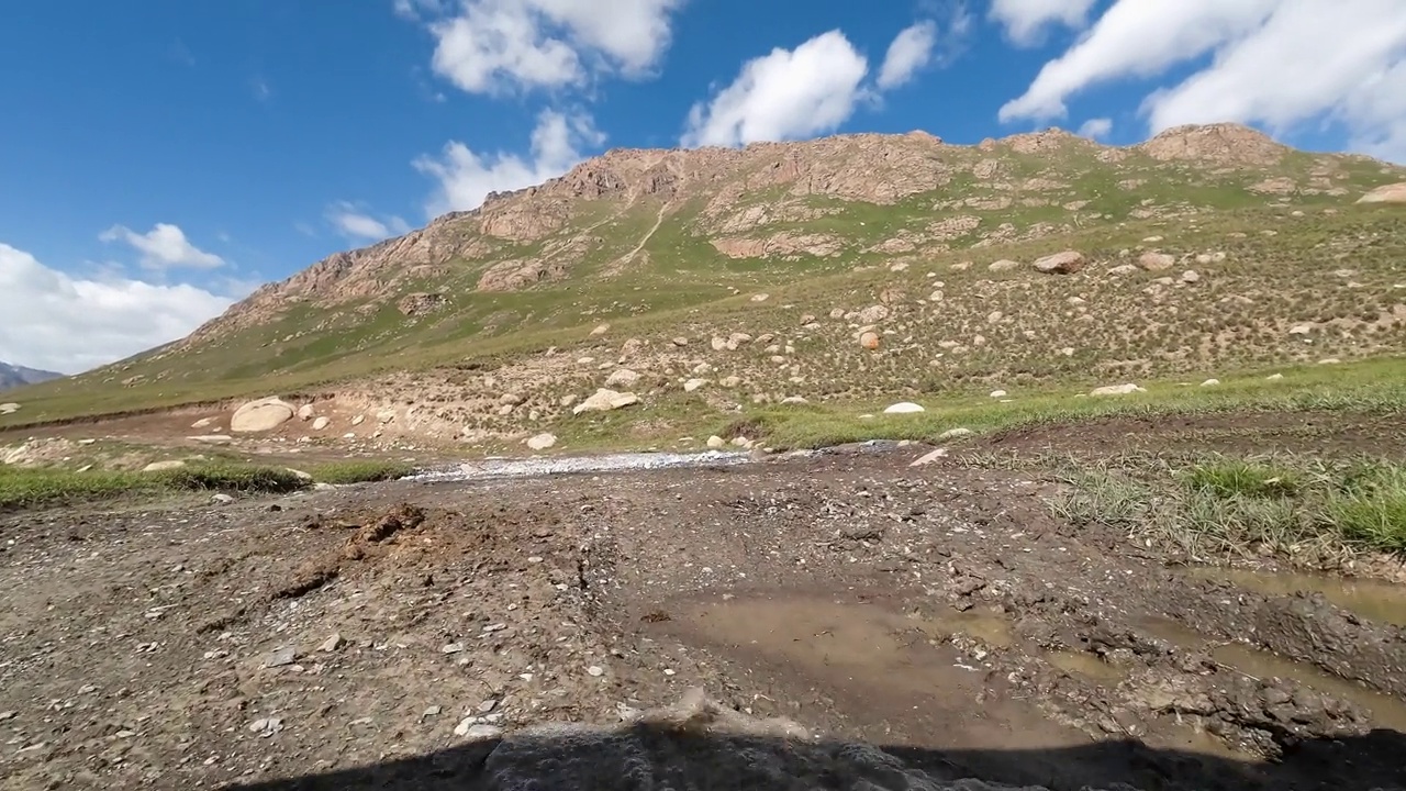 夏天雨前，在山间河岸的越野公路上开着福特车渡河。汽车的观点视频素材