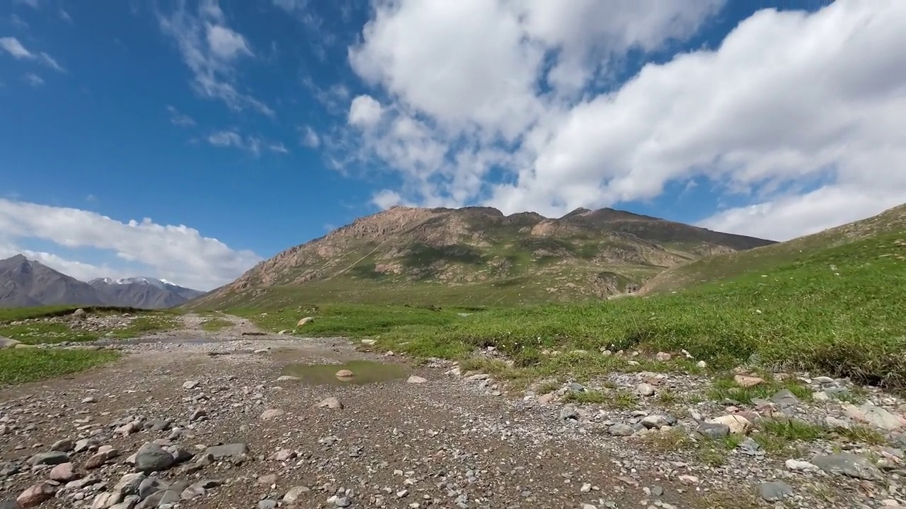 夏天雨前，在山间河岸的越野公路上开着福特车渡河。汽车的观点视频素材