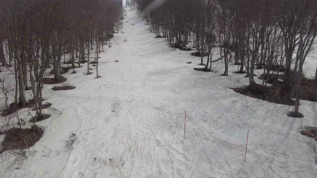 乘缆车上山，两边都是雪。视频下载