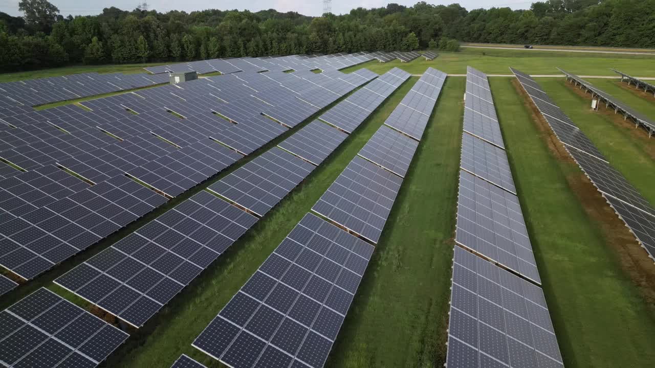 太阳能电池板现场鸟瞰图。可再生能源。绿色清洁能源视频素材