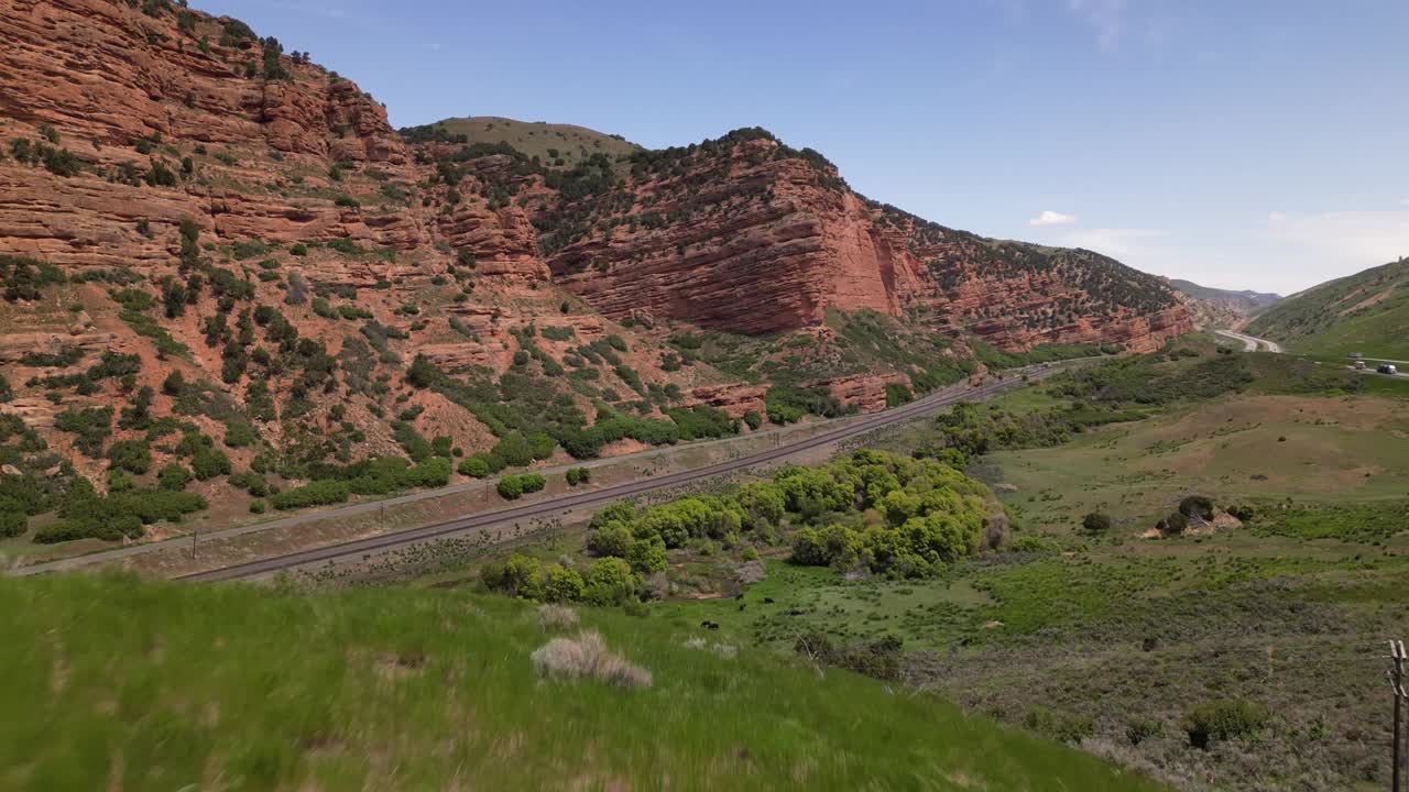 风景秀丽的砂岩和石灰岩峡谷在犹他州峡谷视频素材