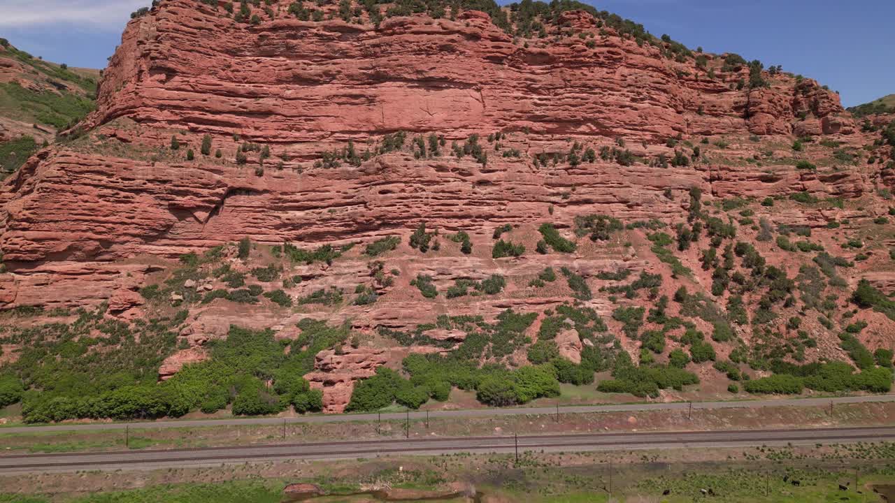 风景秀丽的砂岩和石灰岩峡谷在犹他州峡谷视频素材