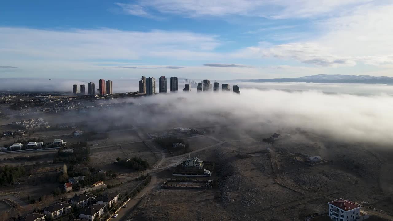 迷雾中的摩天大楼视频素材