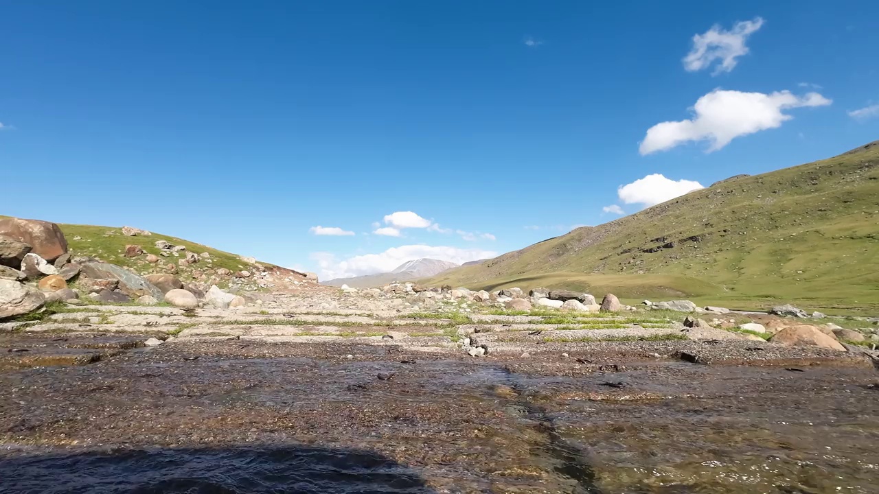 夏日里，在山河岸边驾车，乘福特穿越山河。汽车的观点视频素材