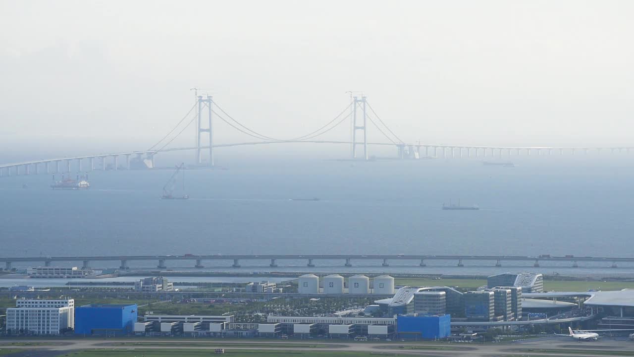 极简主义，起降飞机以深圳中国海峡和深圳宝安国际机场为背景视频下载