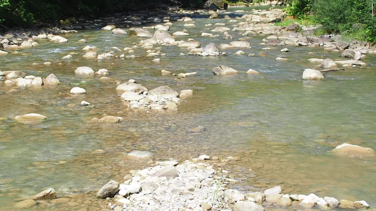 小河湍急而生动地流过它荒凉的石谷视频素材