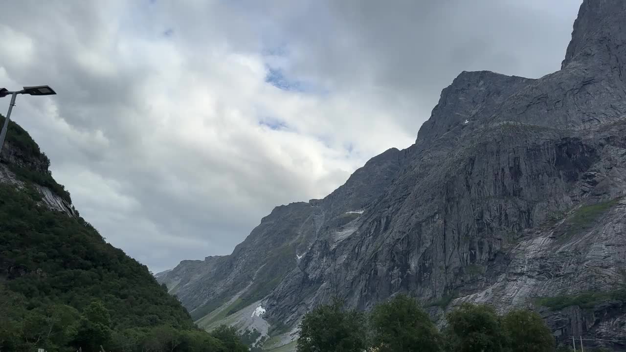 在水面上反射峡谷山脉和多云天空的景观景观，用于壁纸视频素材