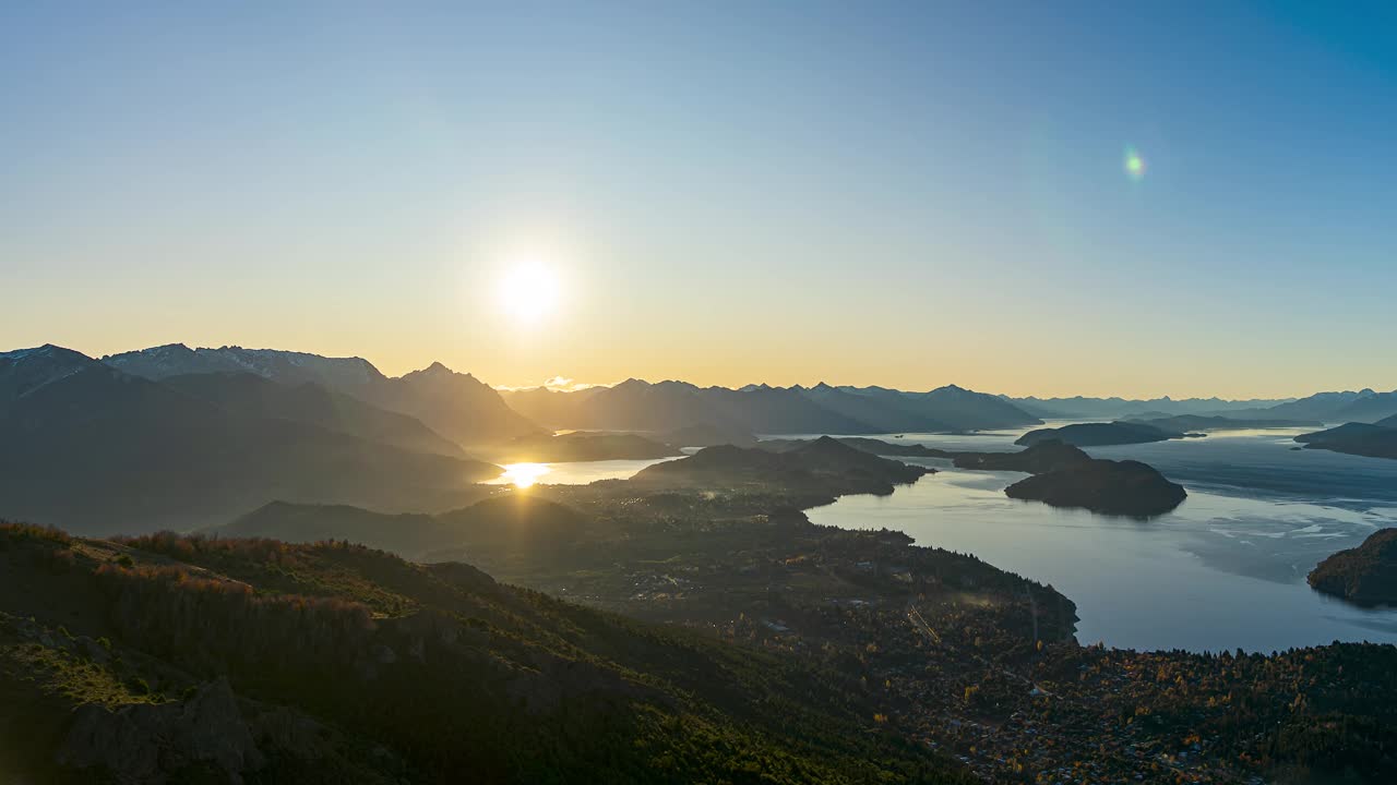 黄昏橙色天空下湖光山色的剪影，为壁纸。视频素材