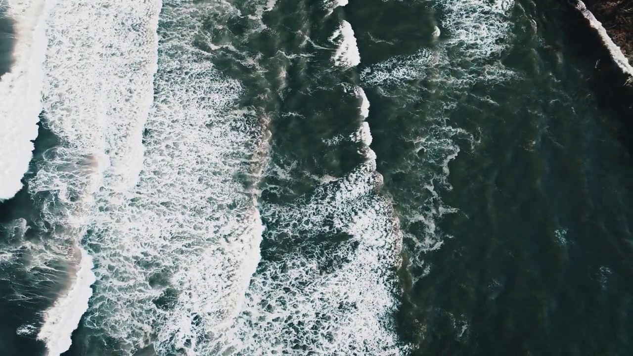 鸟瞰海浪之上视频素材