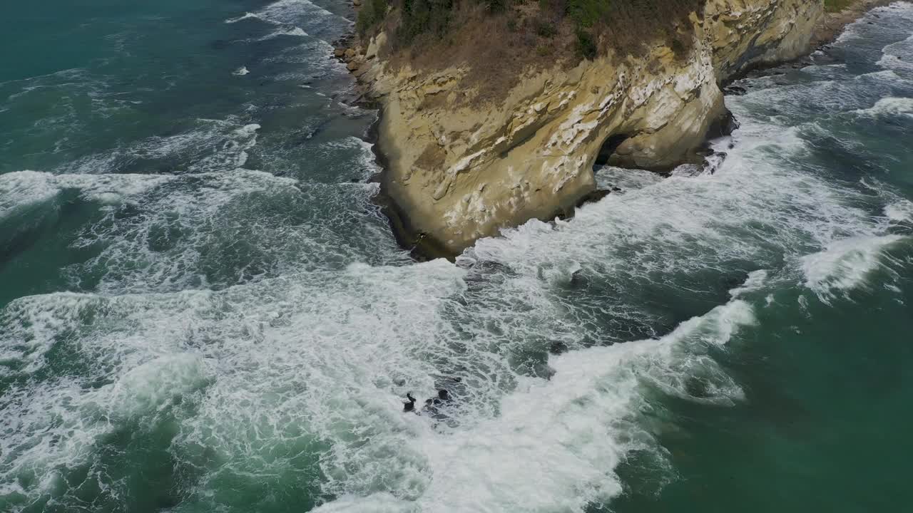 鸟瞰岩石海滩和大浪视频素材