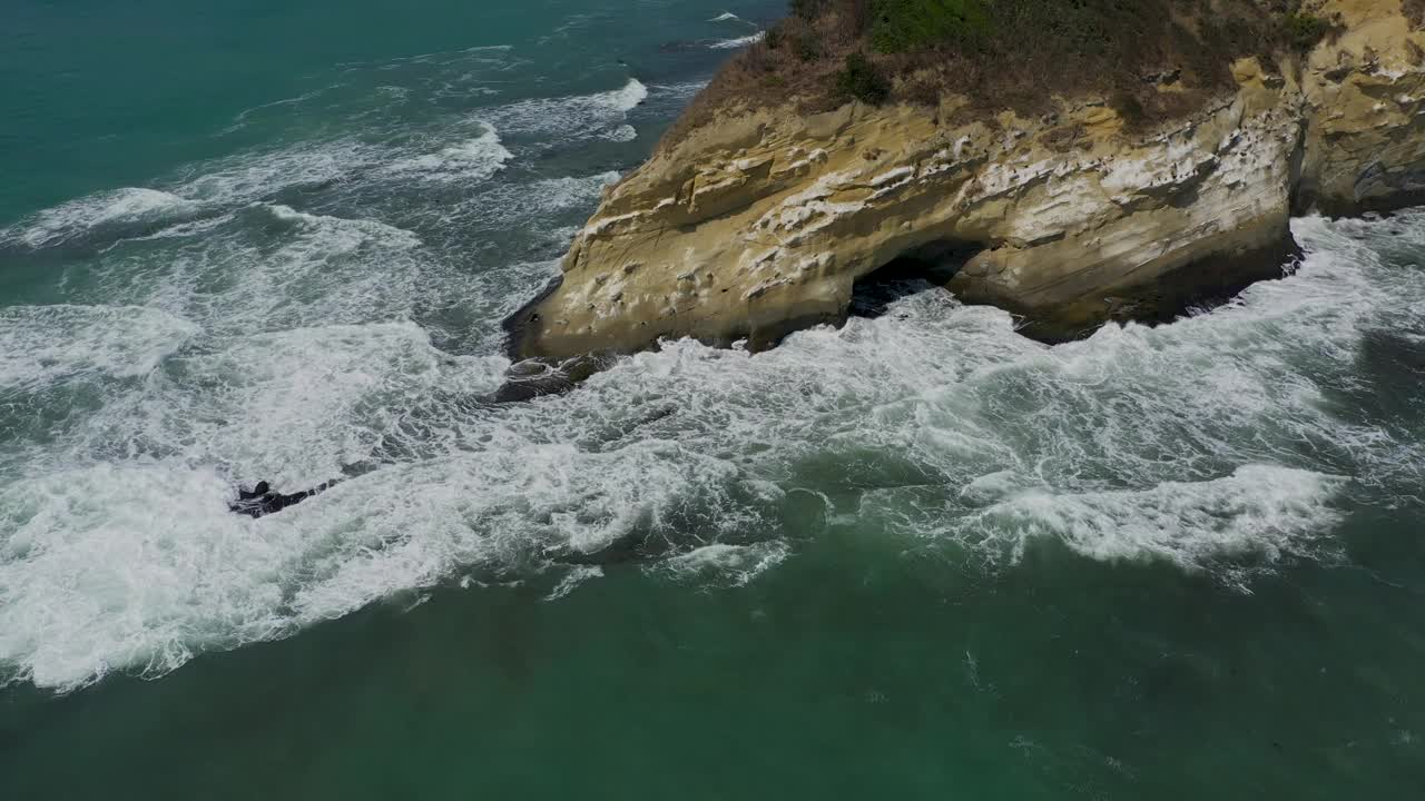 鸟瞰岩石海滩和大浪视频素材