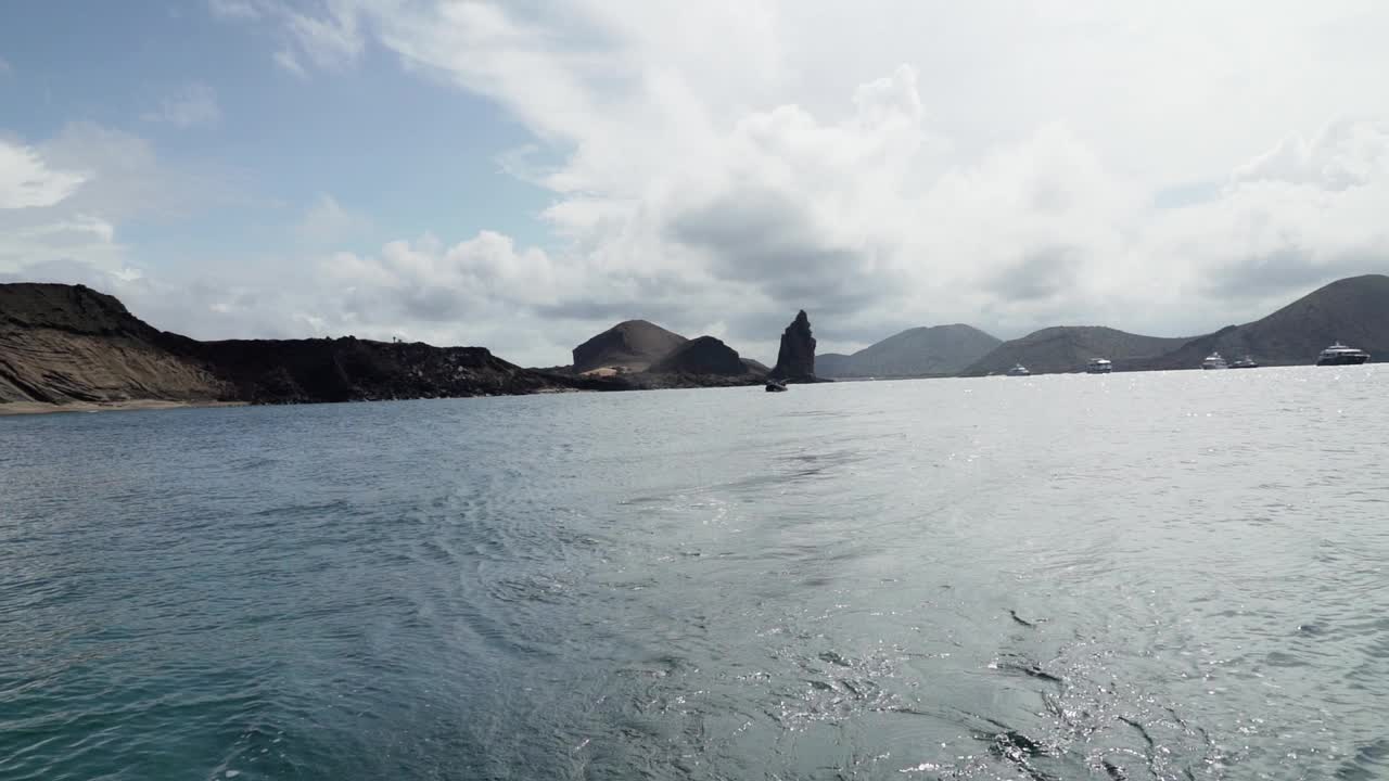 在厄瓜多尔加拉帕戈斯群岛的两个海滩之间，巴托洛梅岛火山景观的陡峭悬崖和著名的尖顶岩视频素材