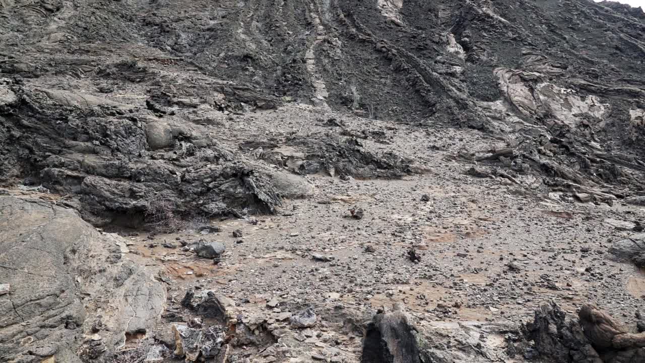 在厄瓜多尔加拉帕戈斯群岛的两个海滩之间，巴托洛梅岛火山景观的陡峭悬崖和著名的尖顶岩视频素材