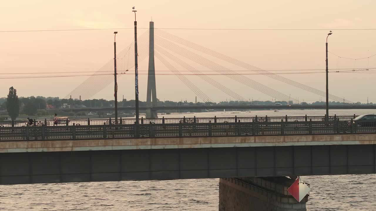 黄昏时分，拉脱维亚美丽的老城里加。夏日里的里加市景。视频素材